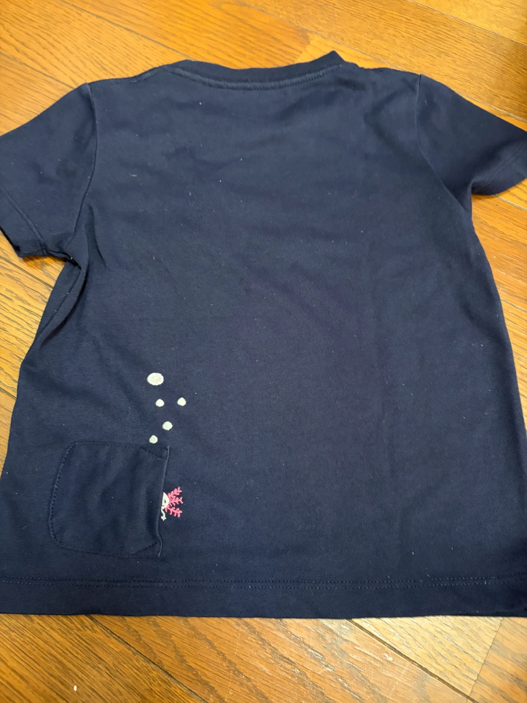 グラニフ　ウーパールーパー柄 半袖Tシャツ 紺色の写真3枚目