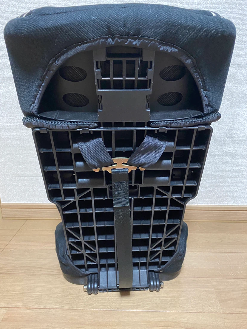 日本育児 チャイルドシート トラベルベスト　ブラックボーダーの写真2枚目