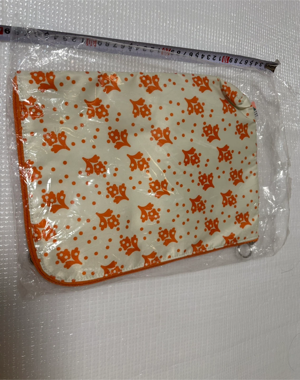 未使用　新品ヘルミ フラットポーチ 花柄 オレンジの写真2枚目
