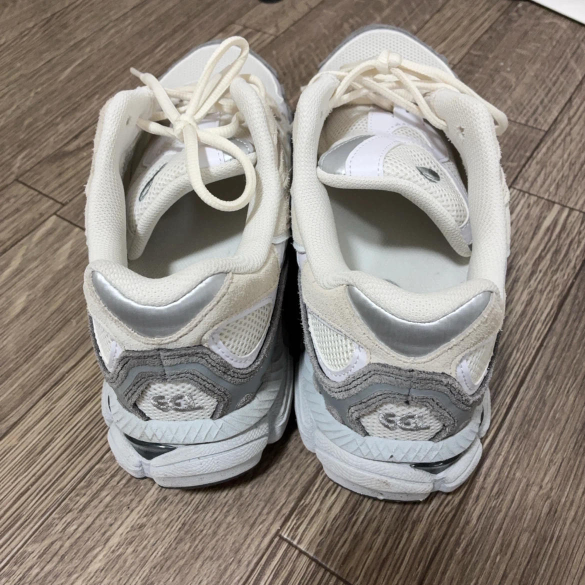 アシックス スニーカー ホワイト グレー　28センチの写真4枚目