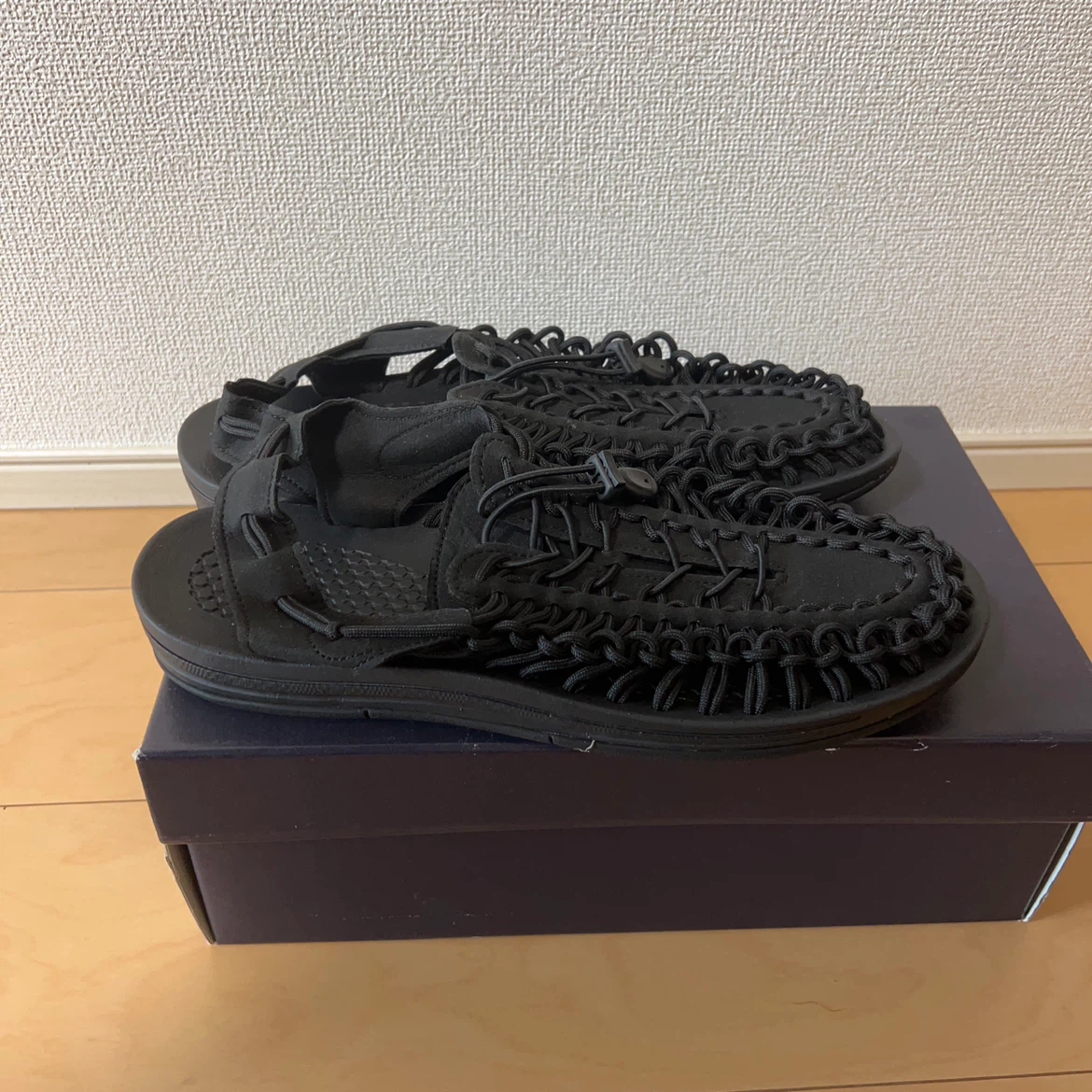 キーン ユニーク サンダル 黒