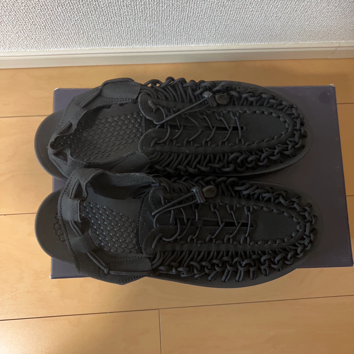 キーン ユニーク サンダル 黒の写真2枚目