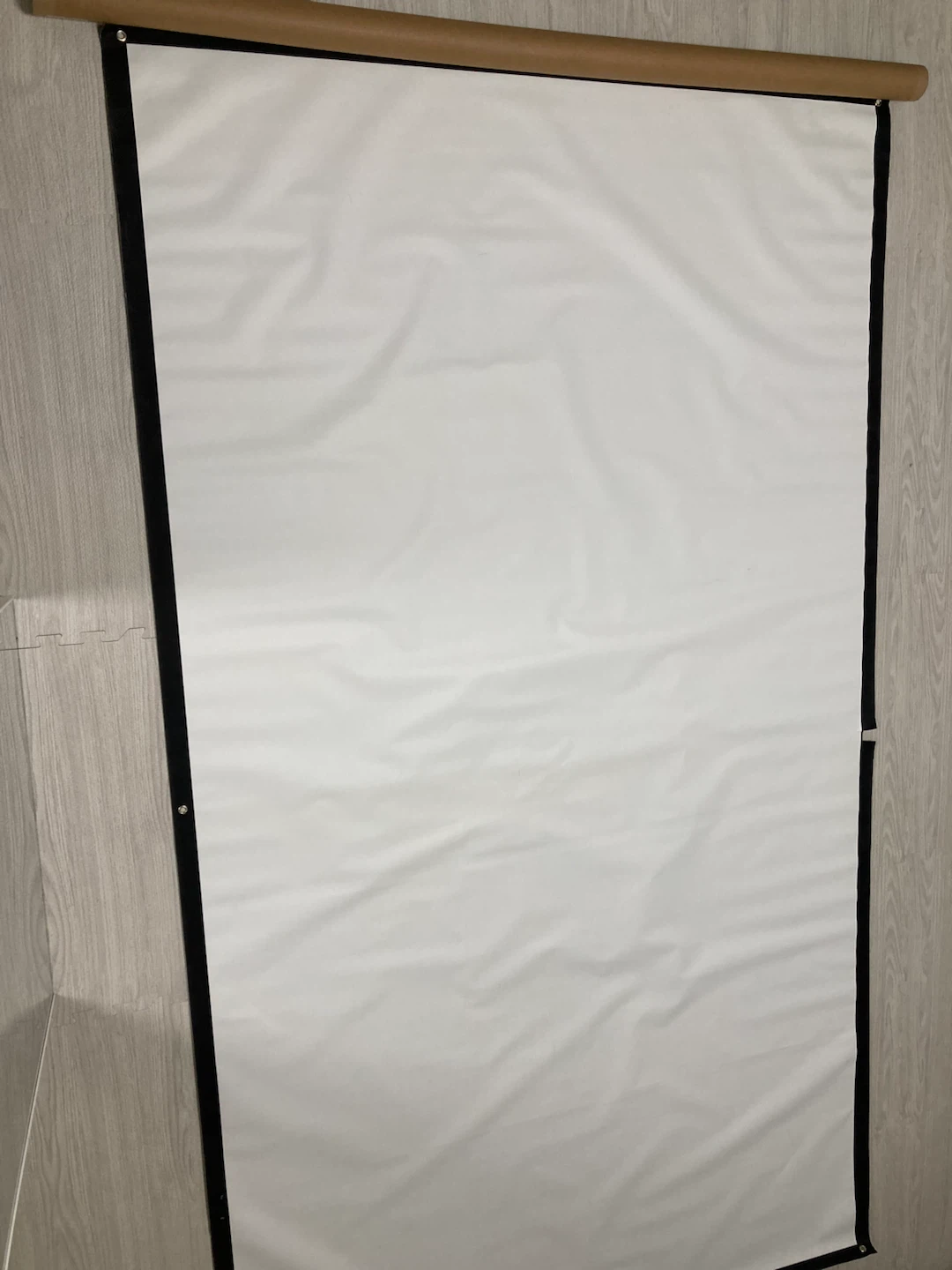 プロジェクタースクリーン 壁掛け式 吊り下げ式123㌢×220㌢の写真2枚目