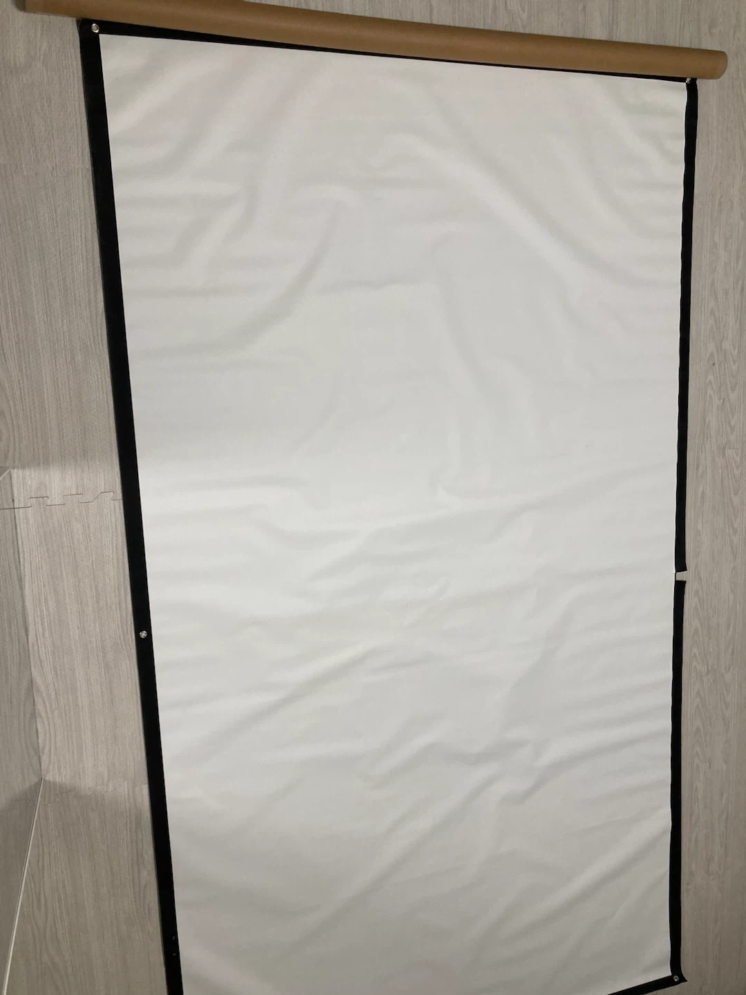 プロジェクタースクリーン 壁掛け式 吊り下げ式123㌢×220㌢の写真2枚目