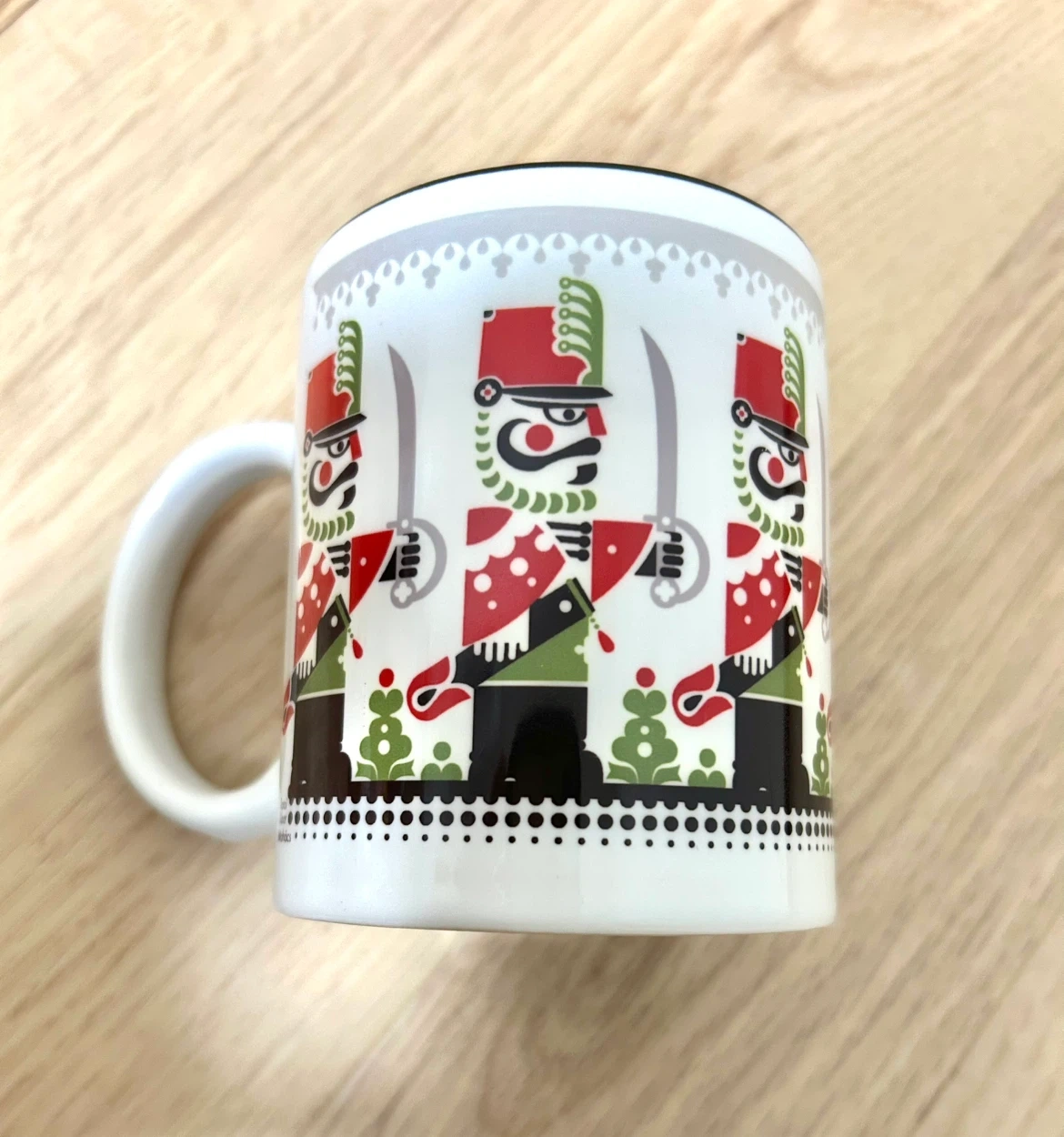 大きめマグカップ(くるみ割り人形・ホリデーデザイン)黒×白の写真2枚目