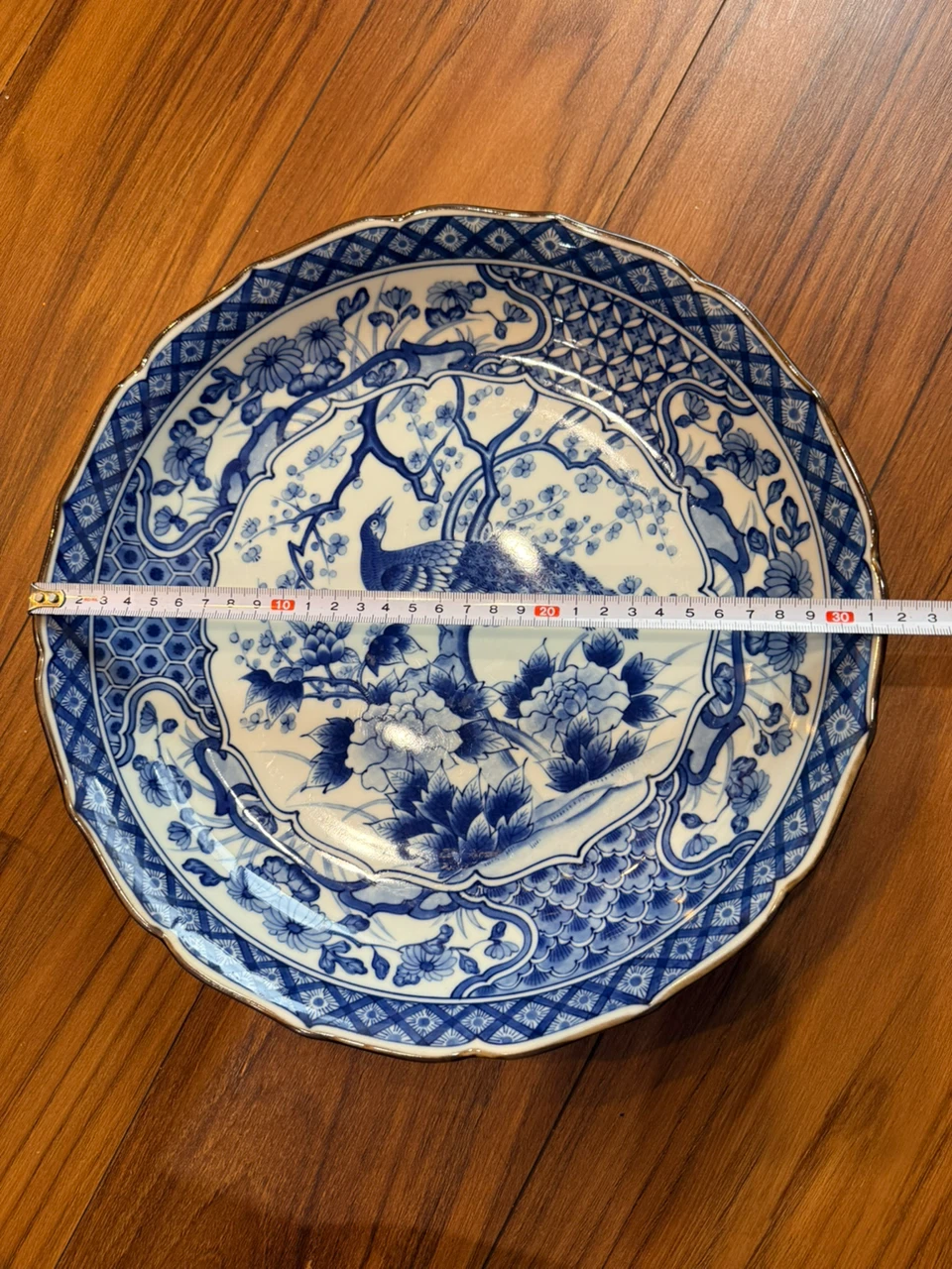 染付 孔雀牡丹文 大皿 陶器の写真2枚目