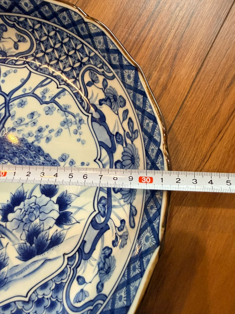 染付 孔雀牡丹文 大皿 陶器の写真3枚目