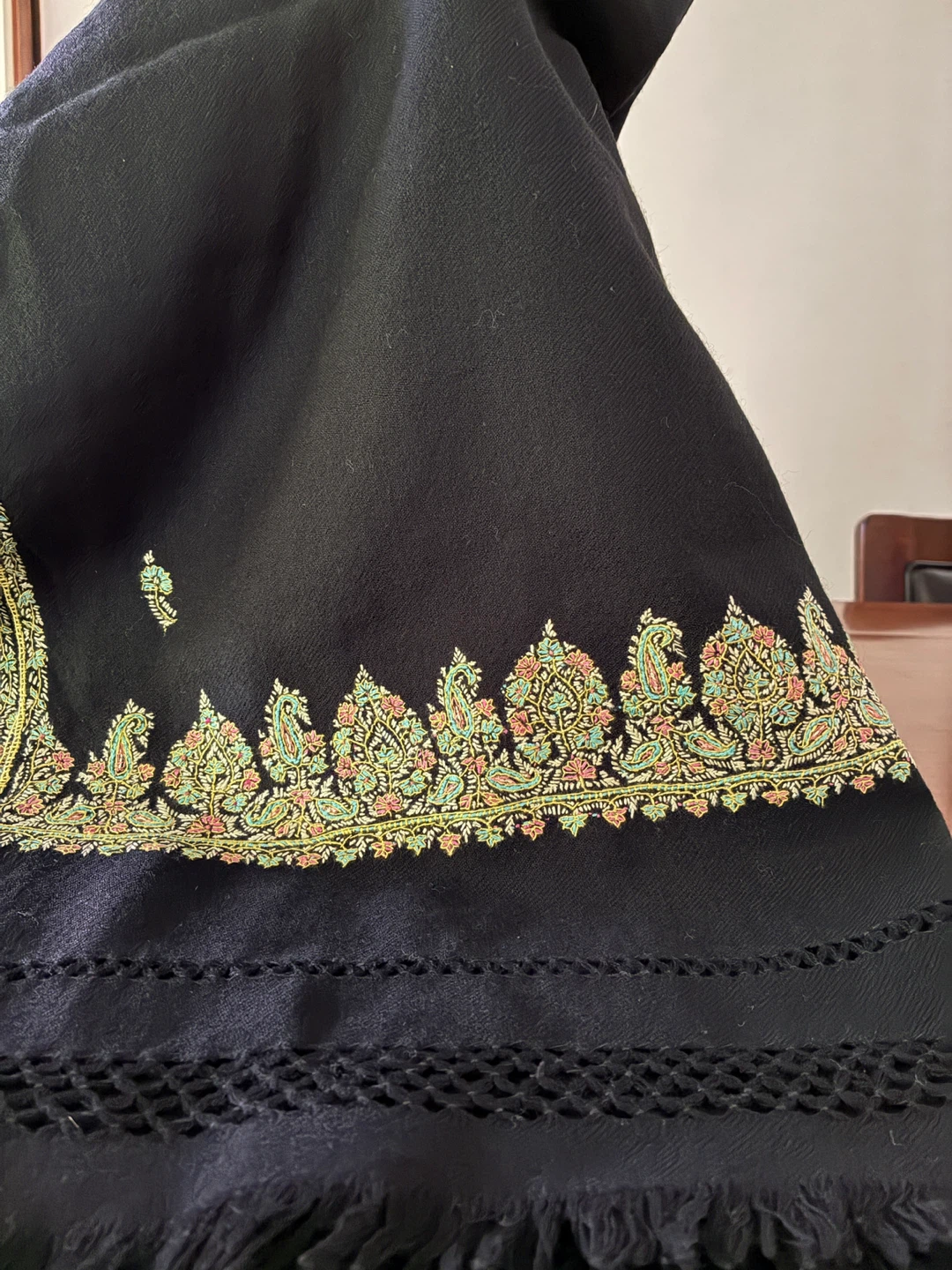 手刺繍入りストール ブラック　ウール