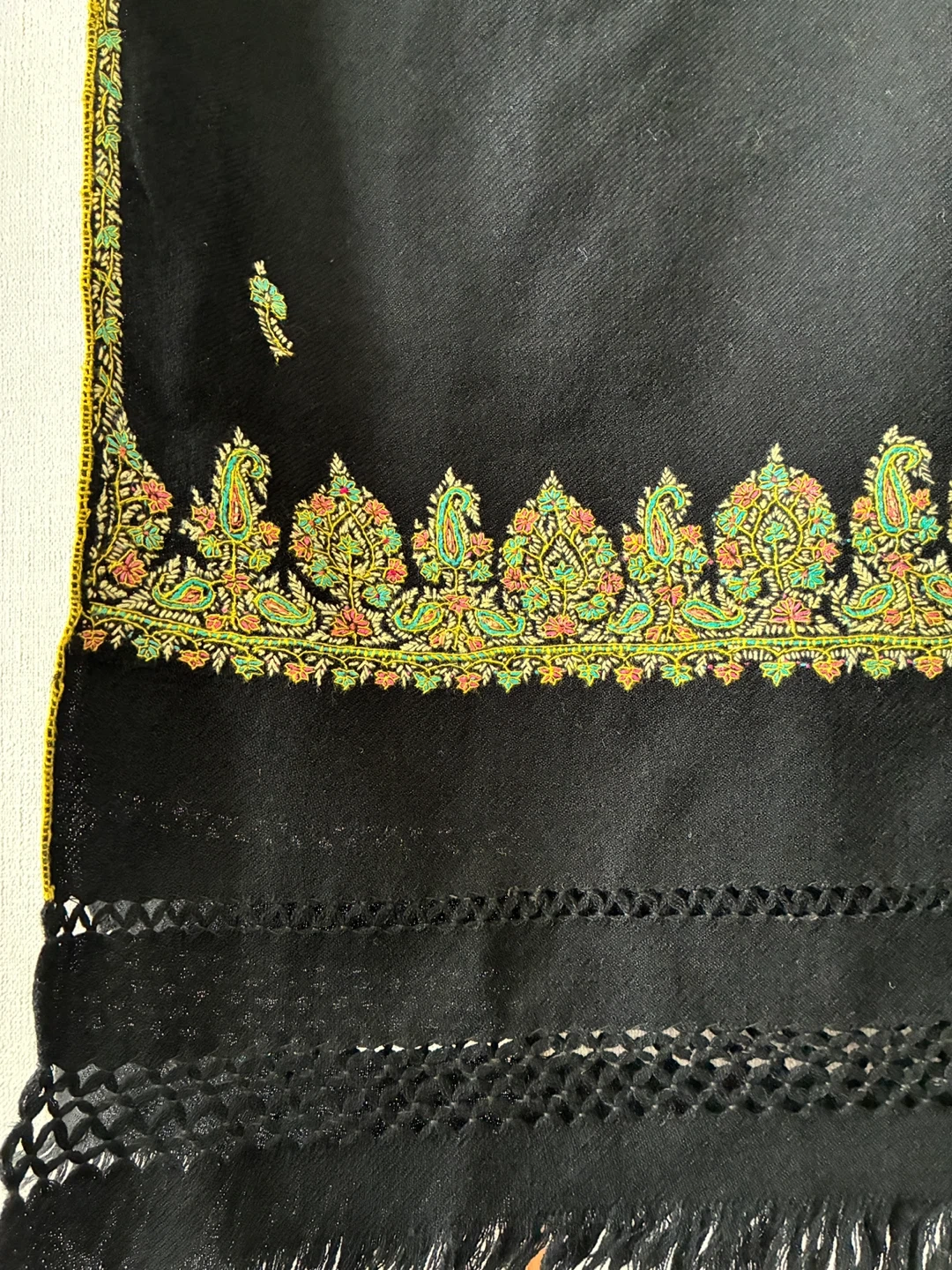 手刺繍入りストール ブラック ウールの写真2枚目