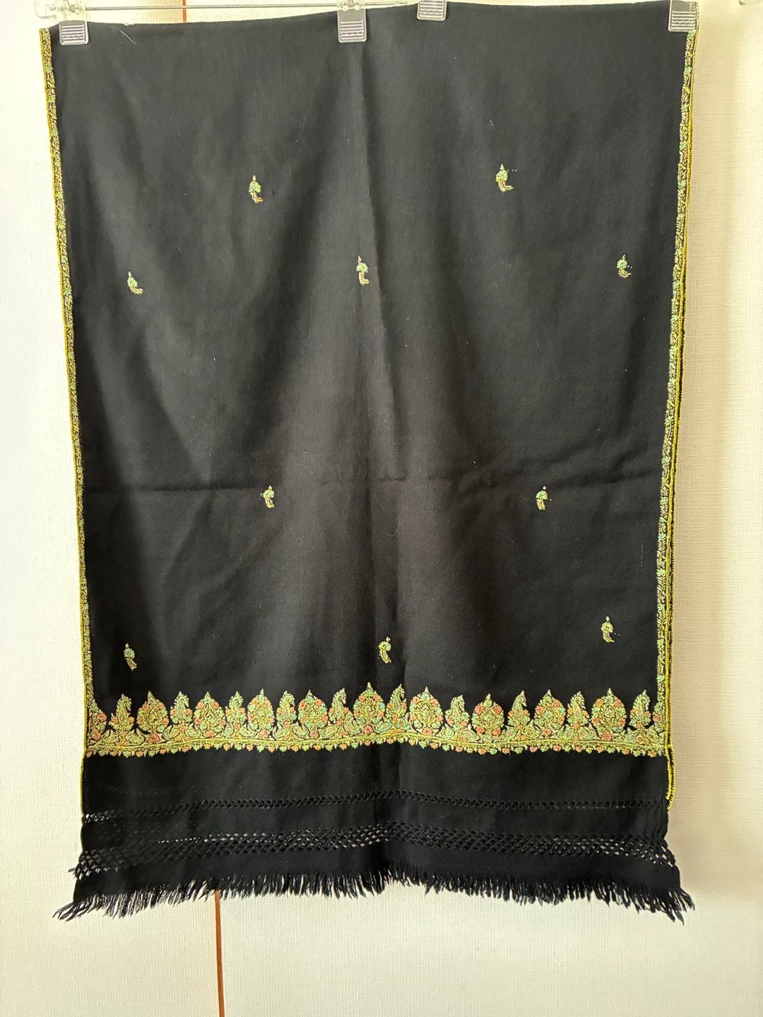 手刺繍入りストール ブラック　ウールの写真3枚目