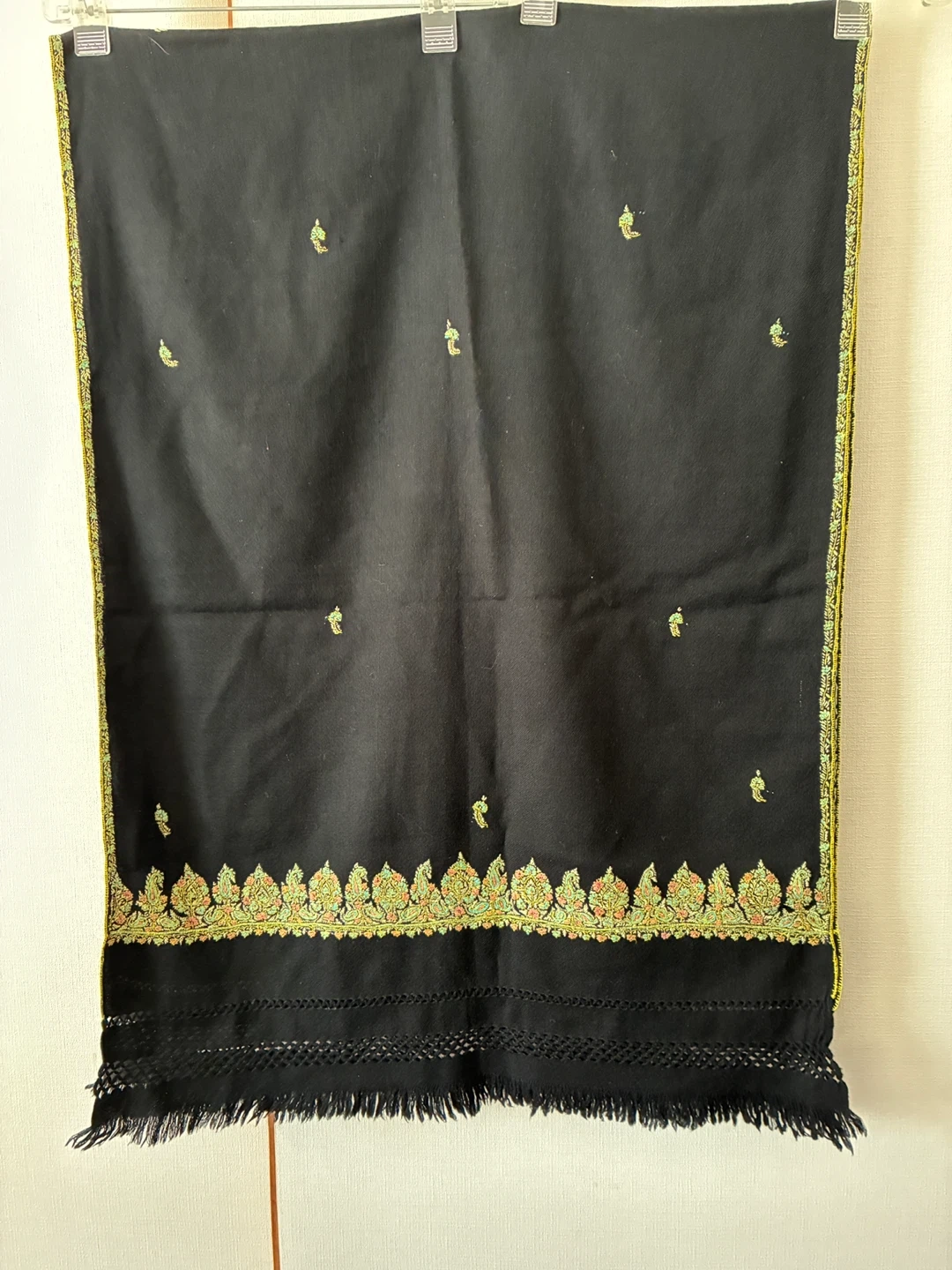 手刺繍入りストール ブラック ウールの写真3枚目