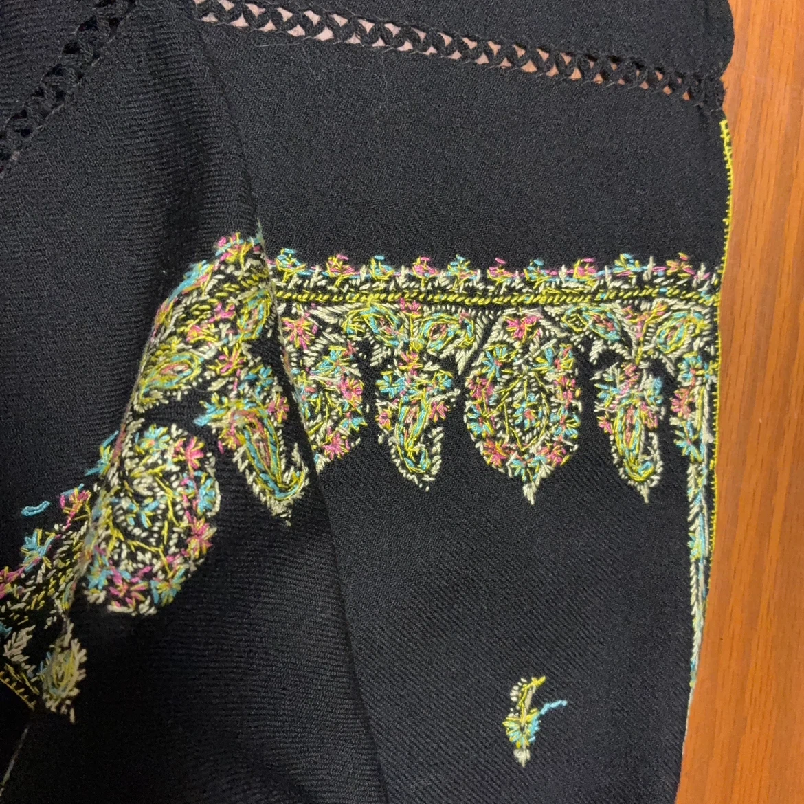手刺繍入りストール ブラック ウールの写真4枚目