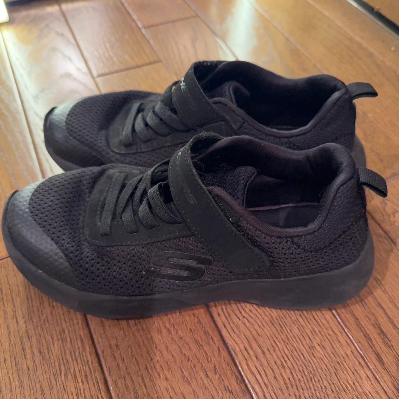 スケッチャーズ キッズ スニーカー 黒の写真2枚目