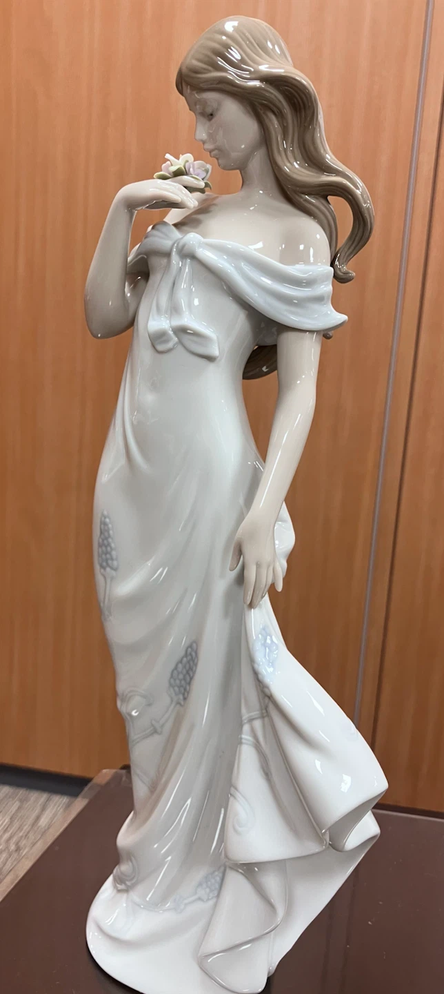リヤドロ 花の囁き フィギュア