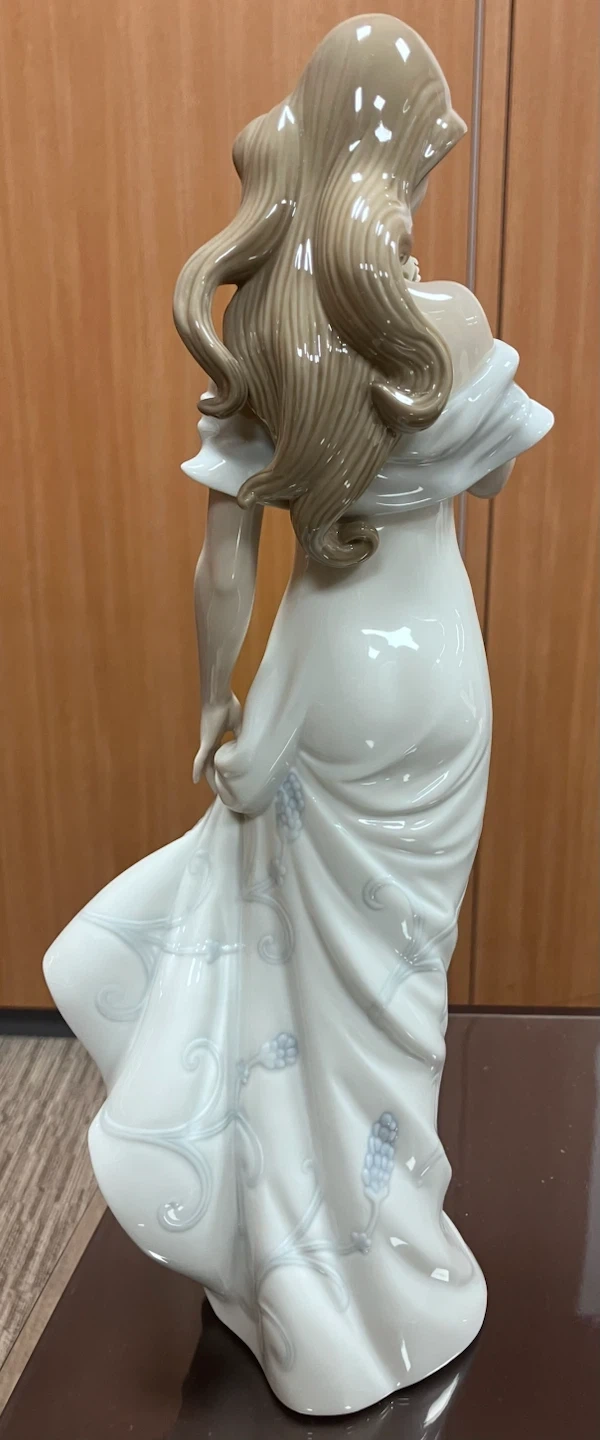 リヤドロ 花の囁き フィギュアの写真3枚目