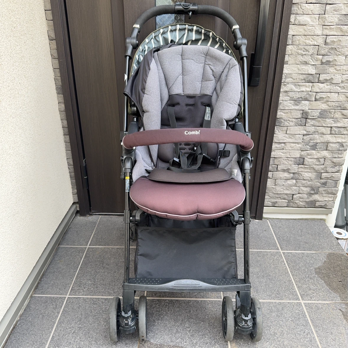 コンビ ベビーカー カーキ色の写真3枚目