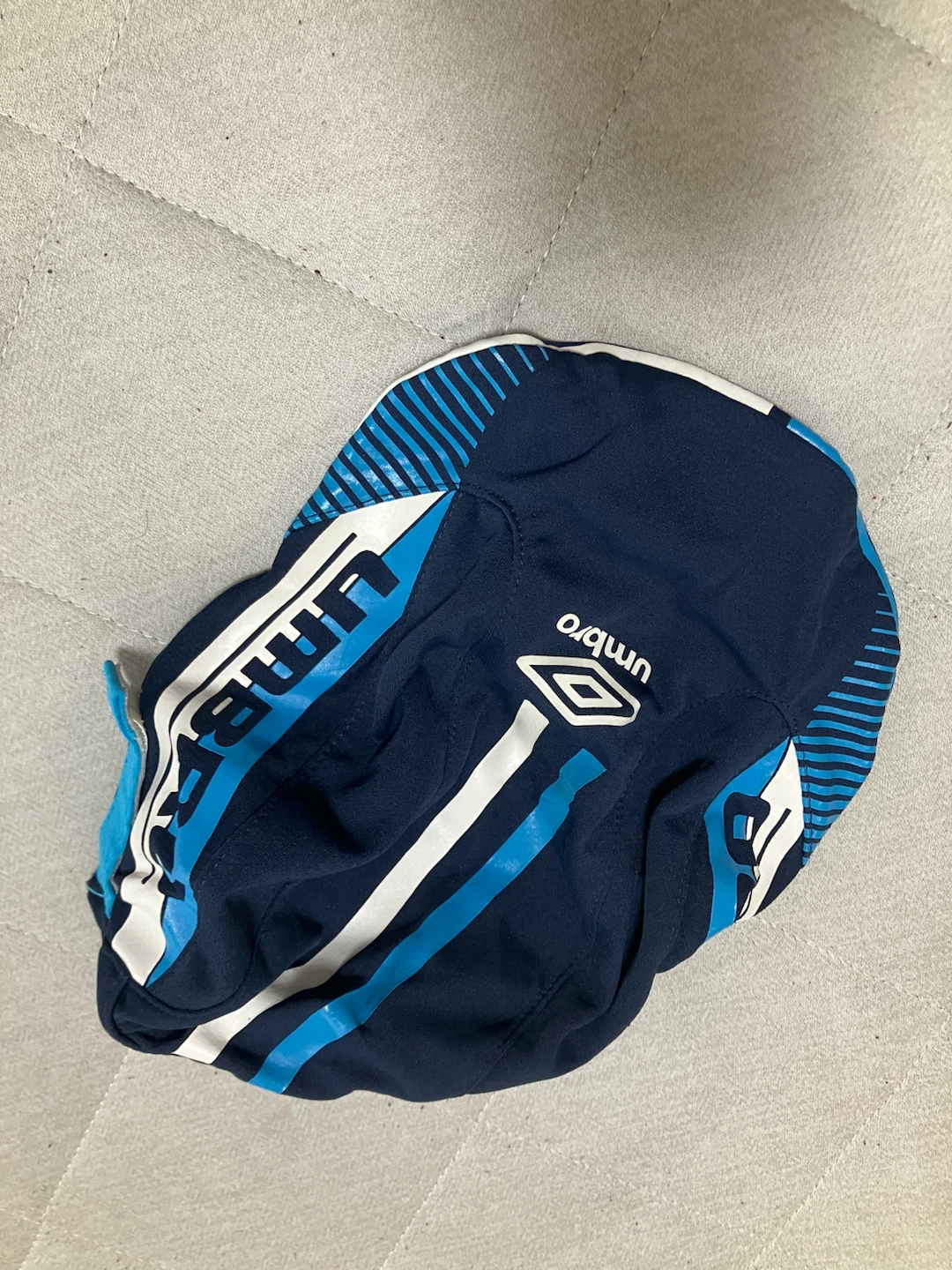 キッズ　サッカーキャップ3つセット52ぐらいの写真2枚目