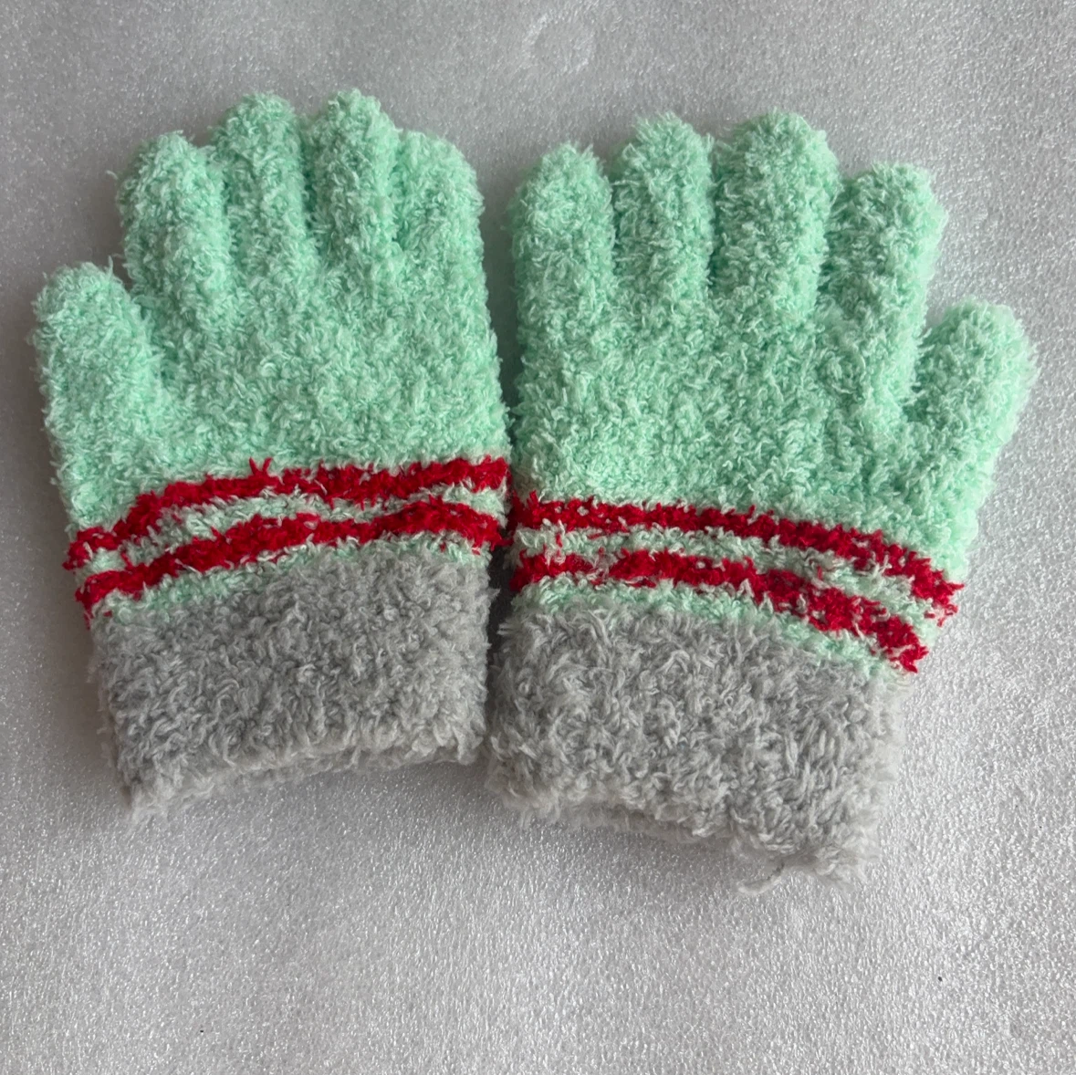 キッズ用 もこもこ手袋 ロケット刺繍の写真2枚目