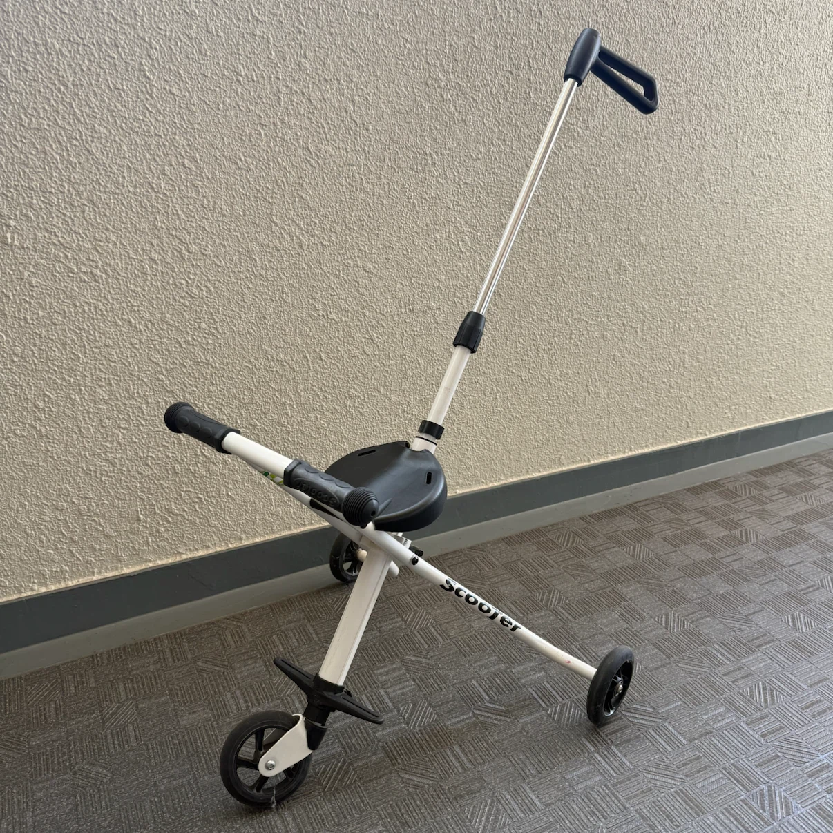 ハンディーキッズスクーター 3輪ベビーカー バギー 2.2kg コンパクト 超軽量 30kgまで 高さ調整可能