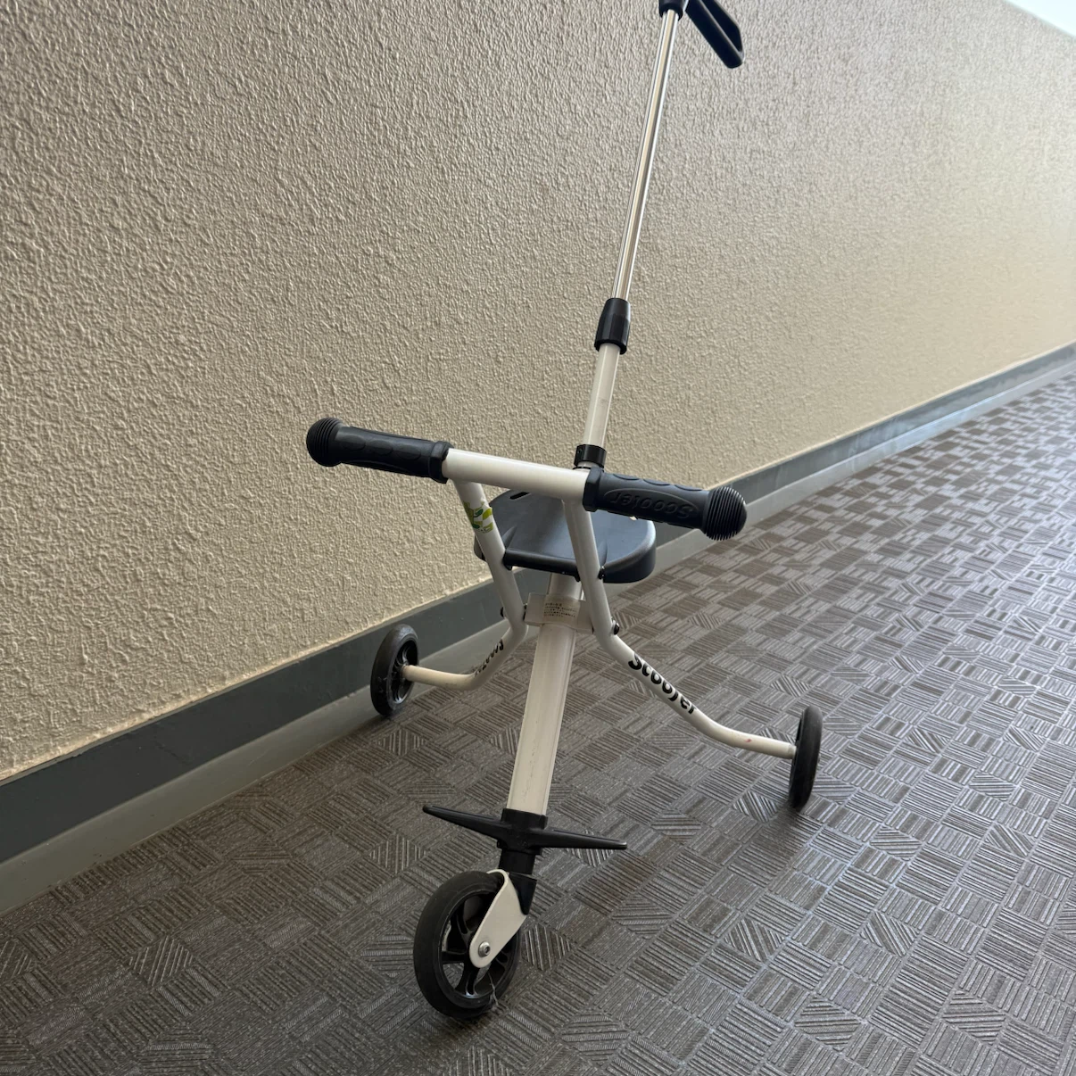 ハンディーキッズスクーター 3輪ベビーカー バギー 2.2kg コンパクト 超軽量 30kgまで 高さ調整可能の写真2枚目