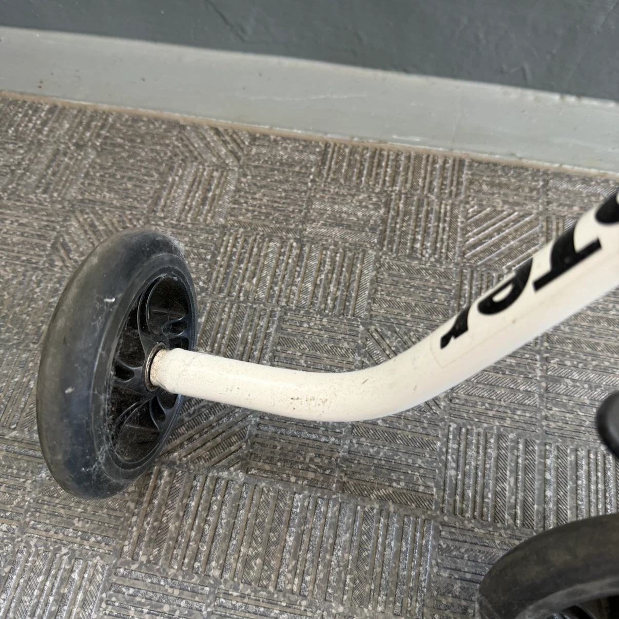 ハンディーキッズスクーター 3輪ベビーカー バギー 2.2kg コンパクト 超軽量 30kgまで 高さ調整可能の写真5枚目