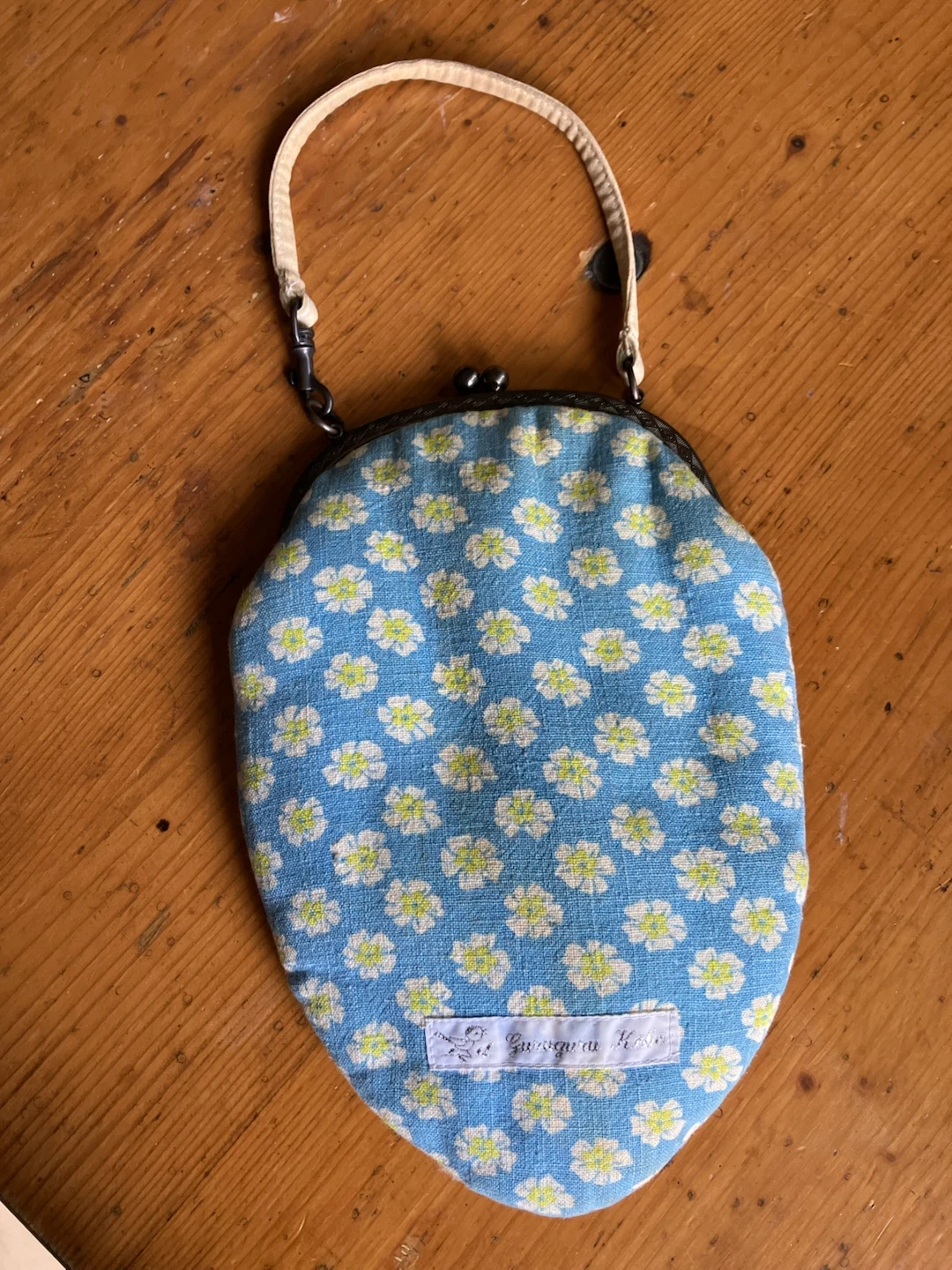 がま口ポーチ 花柄 ビーズ刺繍ポシェットの写真2枚目