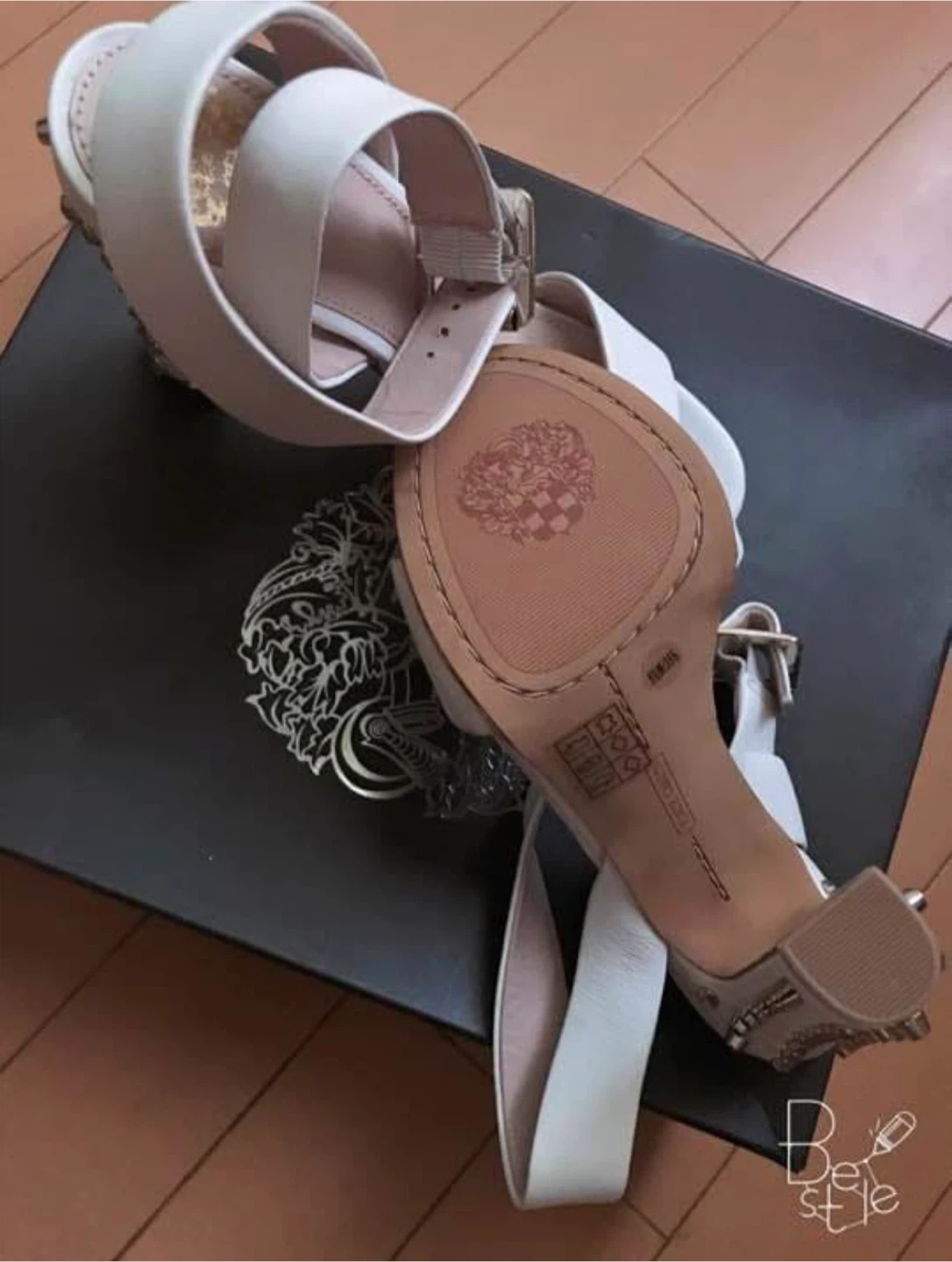 新品★ 本革 VINCE CAMUTO ヴィンスカムート スタッズ サンダルの写真3枚目