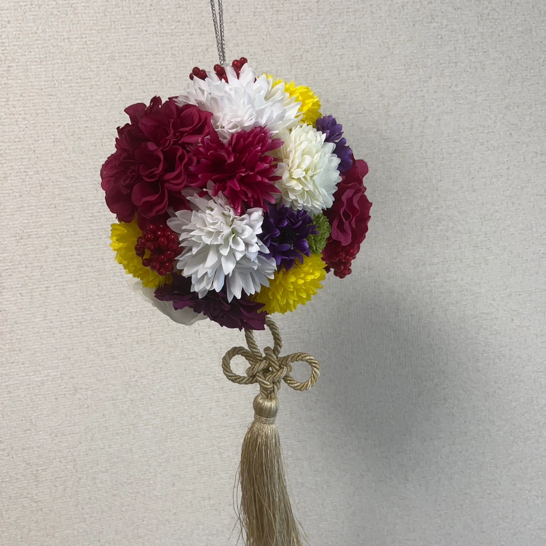 和装ボールブーケ 造花 タッセル付きの写真2枚目