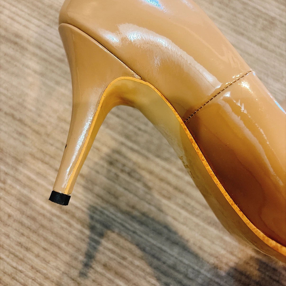 ROSSINI オープントゥ パンプス ベージュ エナメル　25cmの写真3枚目