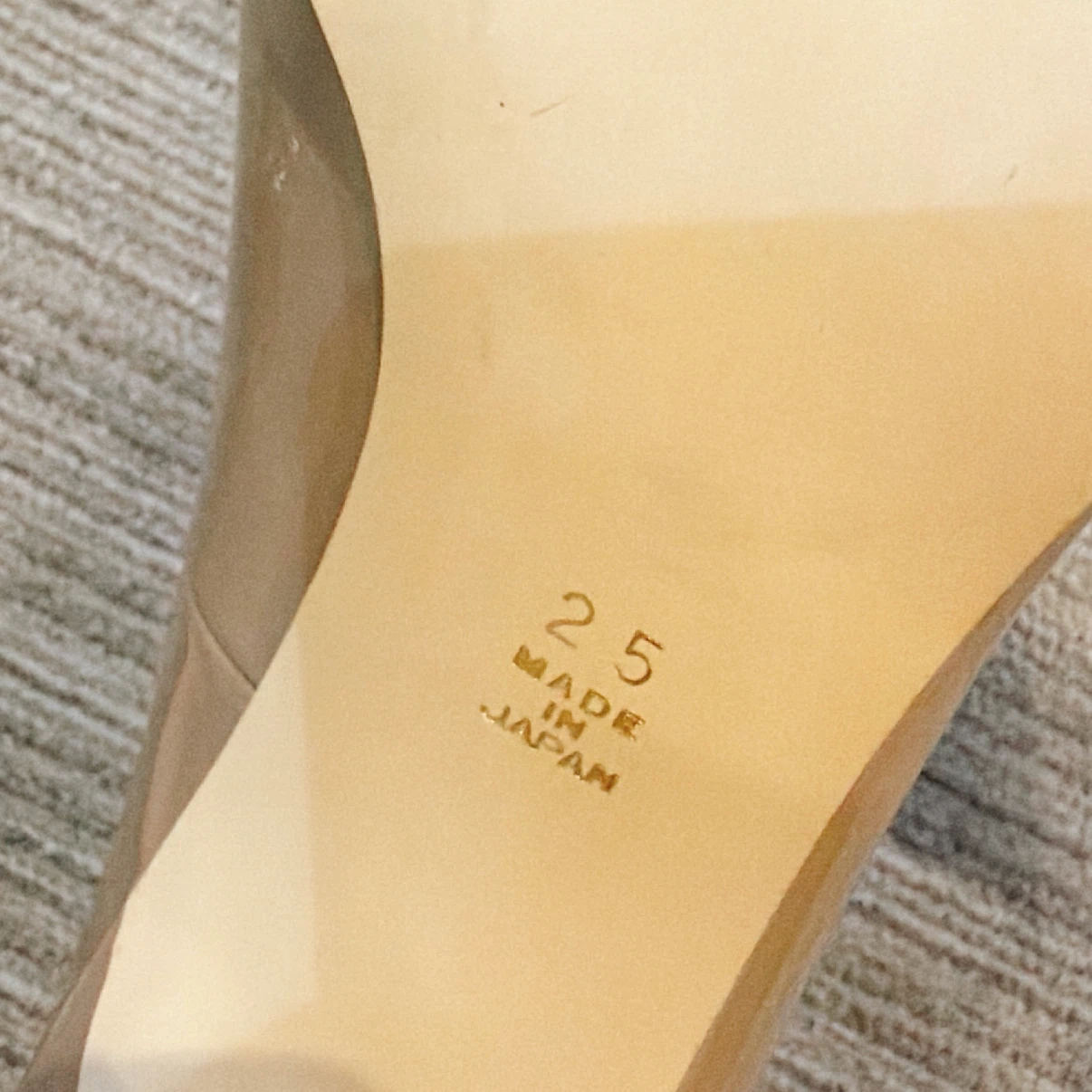 ROSSINI オープントゥ パンプス ベージュ エナメル　25cmの写真4枚目