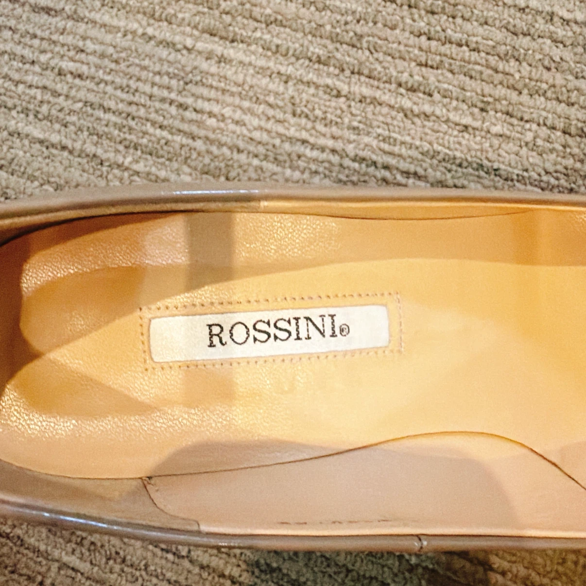 ROSSINI オープントゥ パンプス ベージュ エナメル　25cmの写真6枚目