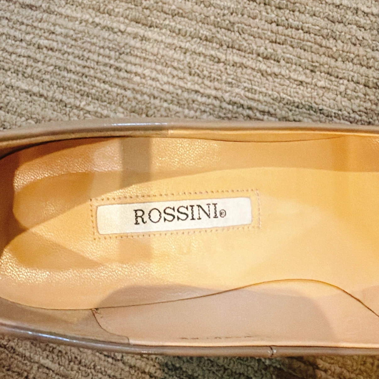ROSSINI オープントゥ パンプス ベージュ エナメル 25cmの写真6枚目