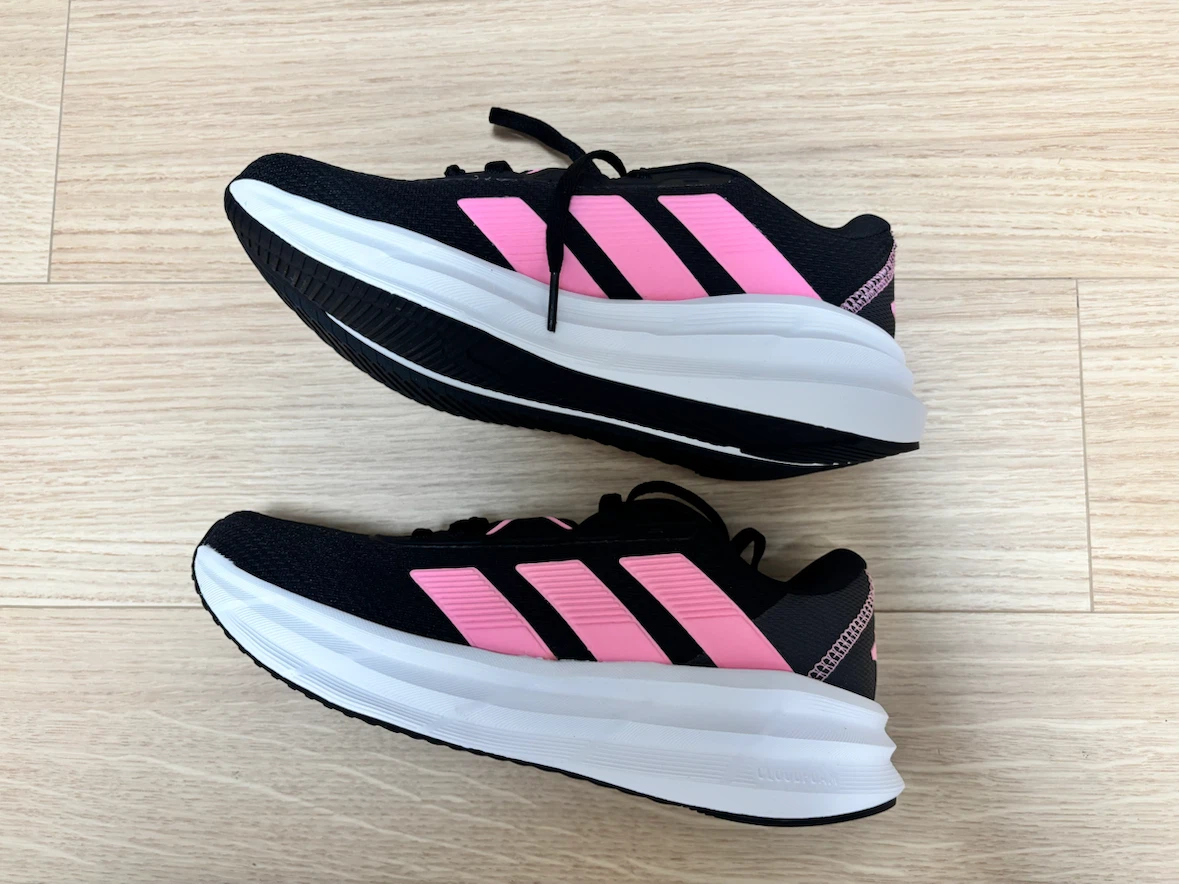 (Adidas)(新品)アディダス レディース スニーカー 24cm ブラック ピンクの写真2枚目