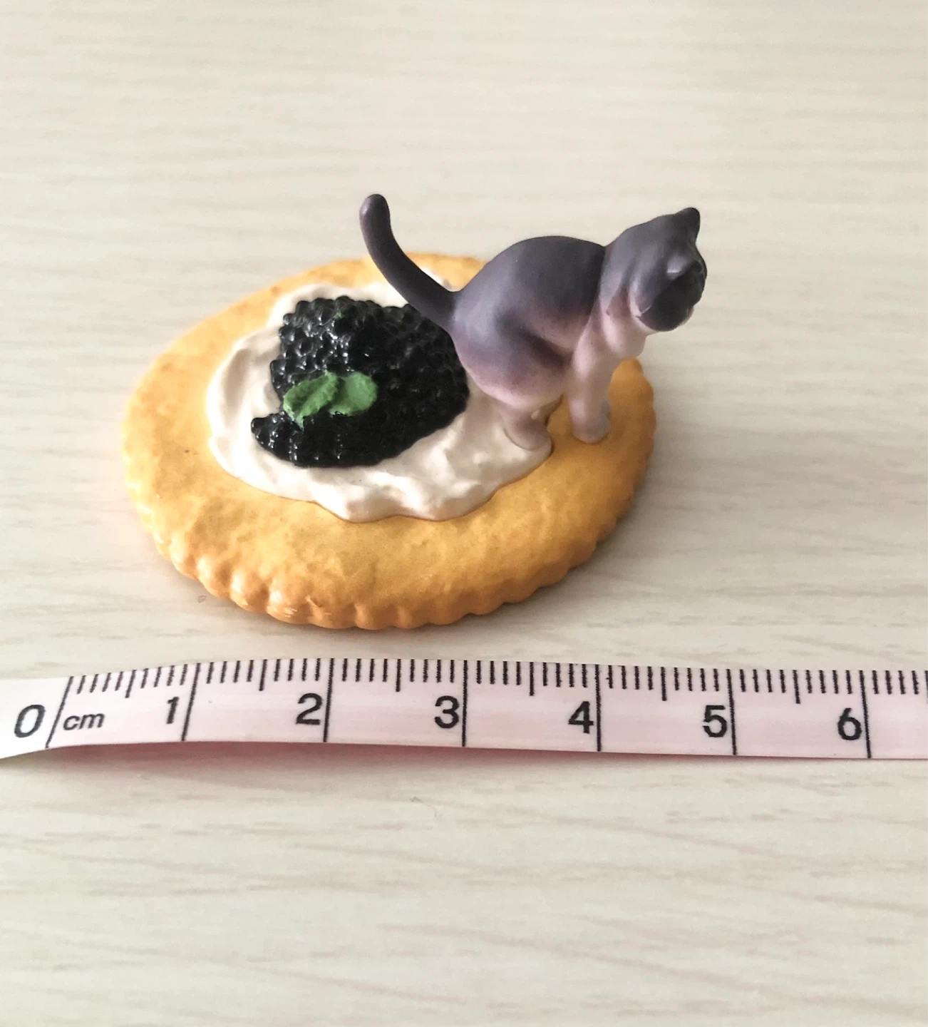 可愛いネコの置き物