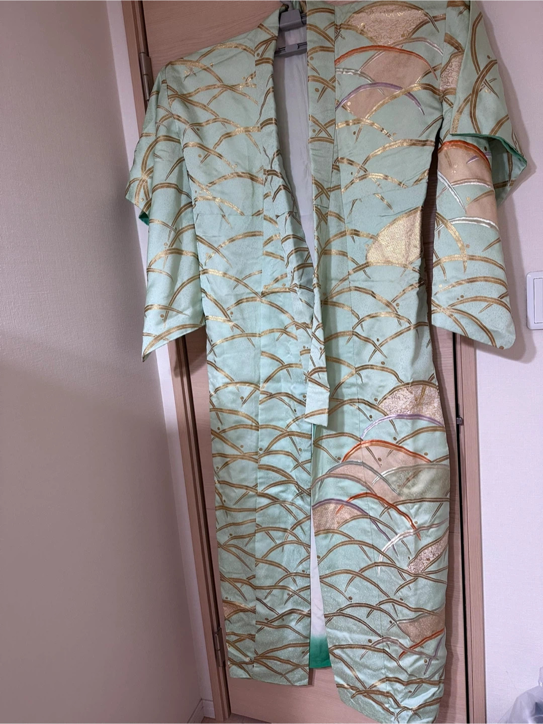 着物 薄緑色 金彩デザイン