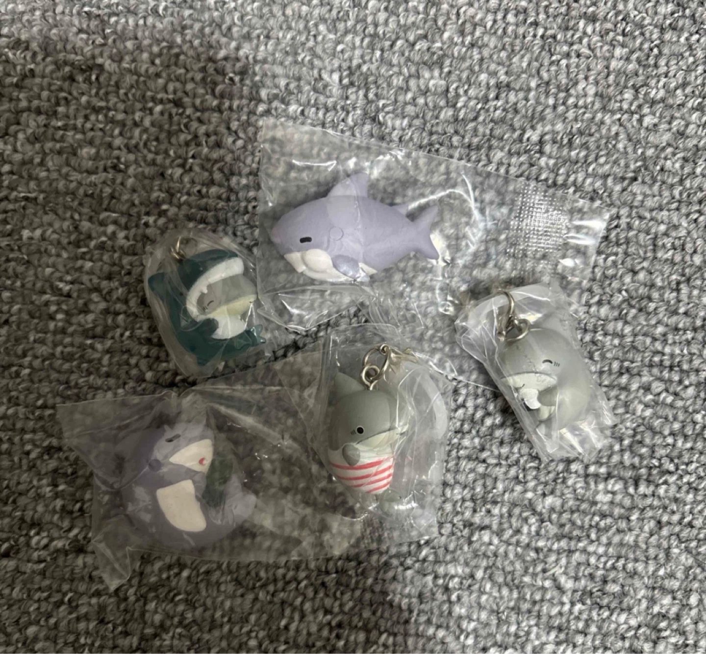 小さいサメ5点セット！（目印チャームは3点で、残り2点はフィギュアです）