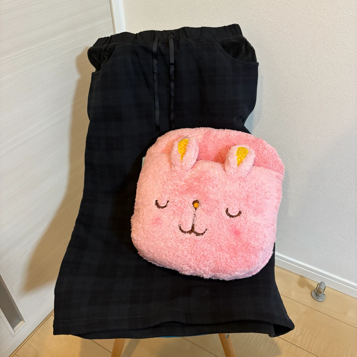 防寒グッズ 足入れクッション 裏ボアロングスカート うさぎ チェック