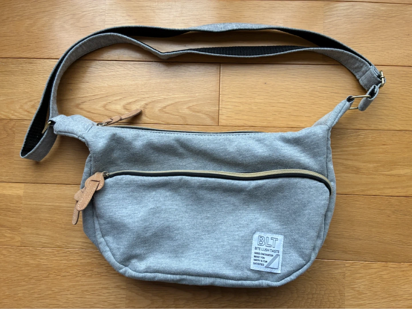 B.L.T. グレー ショルダーバッグ