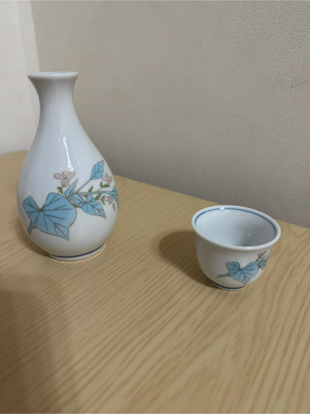 酒器セット 徳利2本 猪口5客 花柄の写真4枚目