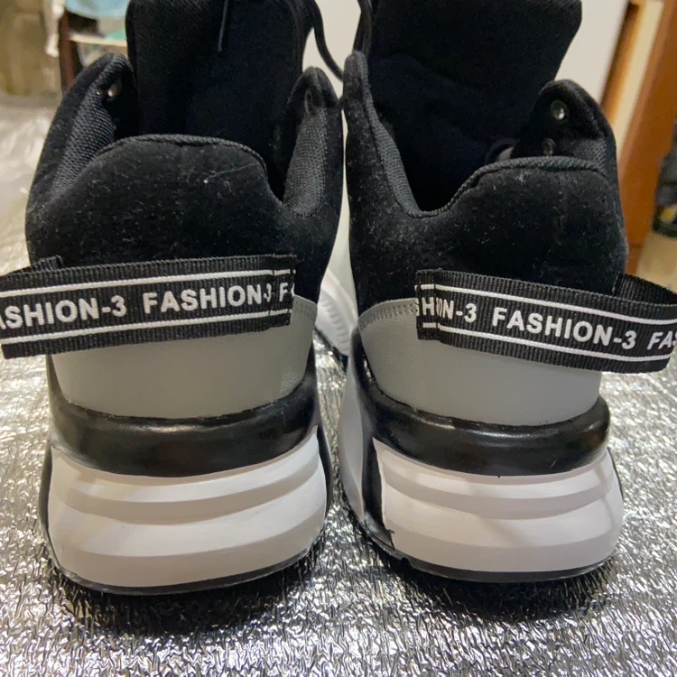 スニーカー 39サイズ ホワイト×ブラックの写真3枚目
