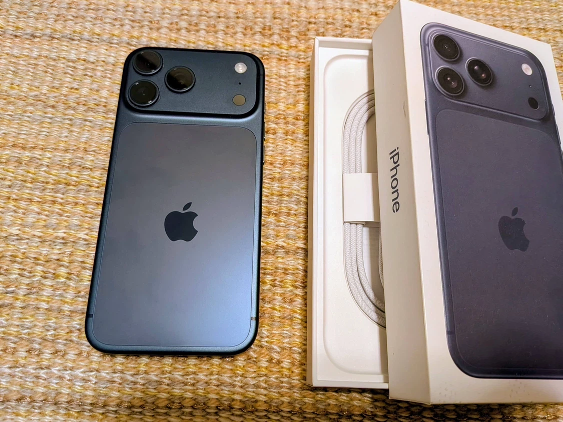 極美品 香港版 iPhone 17 Pro Max 512GB ディープブルー 無音カメラ 物理SIM装着可 無傷 修理歴無の写真2枚目