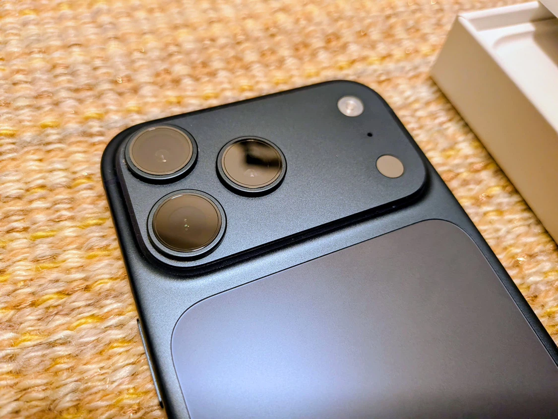 極美品 香港版 iPhone 17 Pro Max 512GB ディープブルー 無音カメラ 物理SIM装着可 無傷 修理歴無の写真3枚目