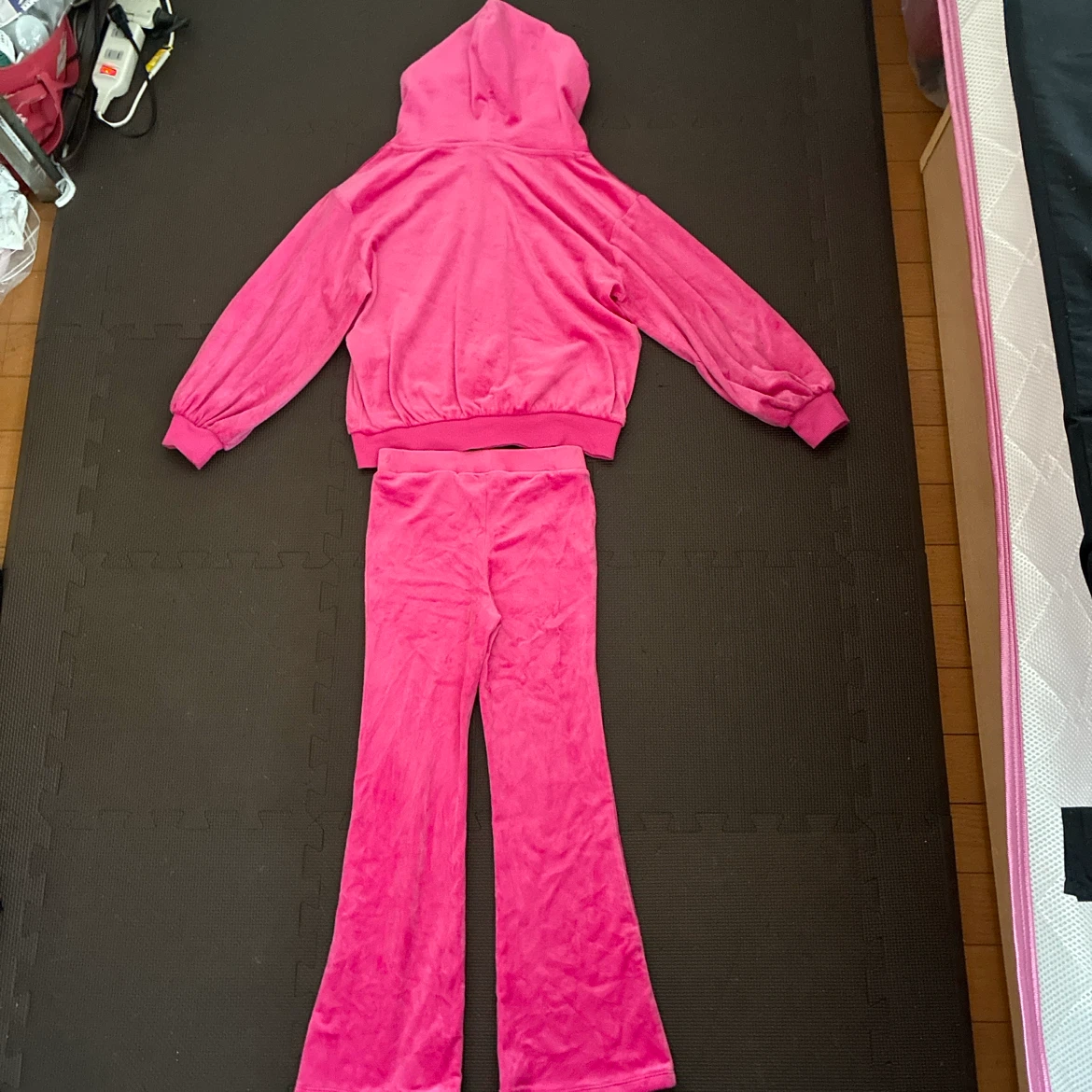 H&M キッズ ベロア調 セットアップ ピンク レインボー刺繍　130の写真2枚目
