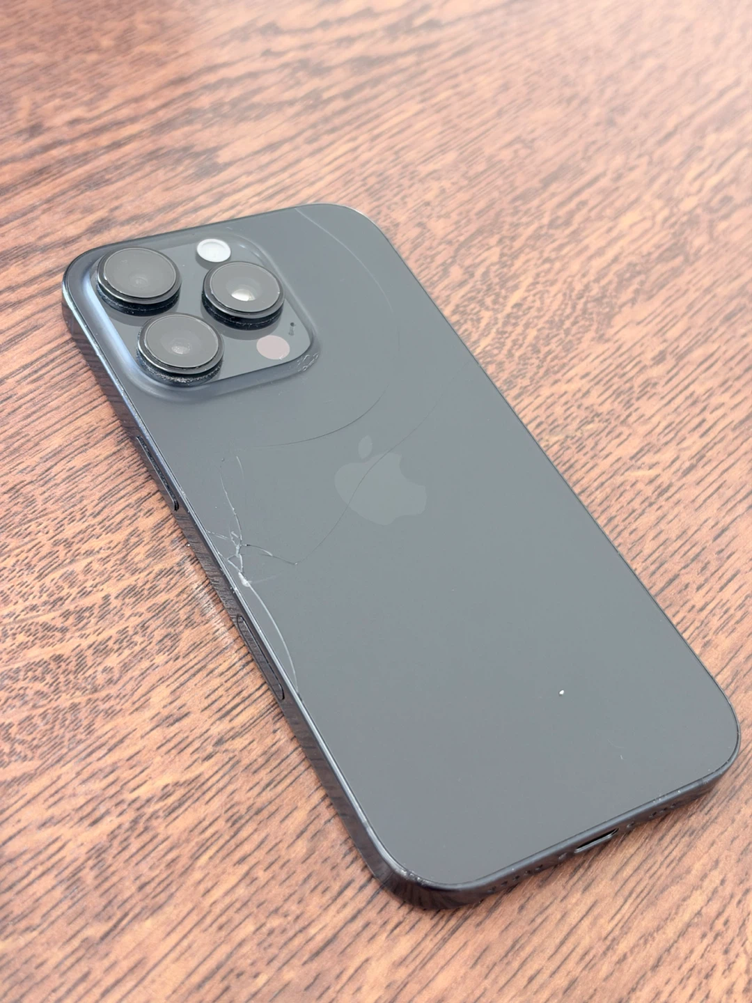 iPhone 16 Pro 128GB 表裏ともに割れあり
