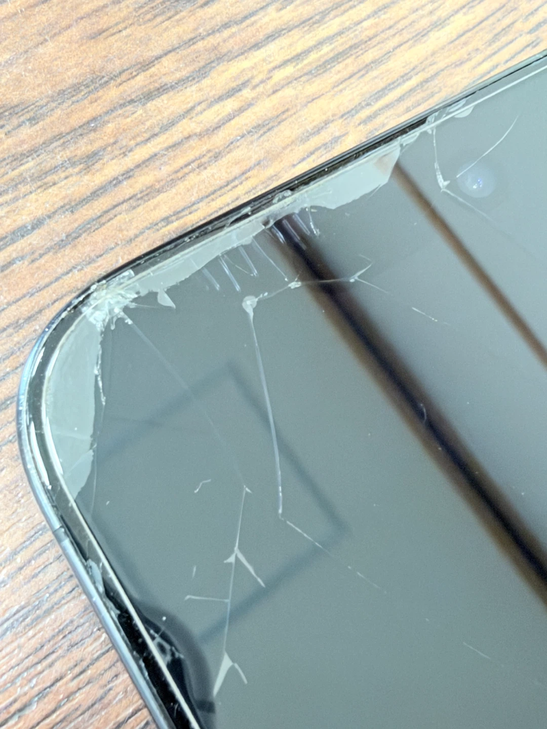 iPhone 16 Pro 128GB 表裏ともに割れありの写真3枚目