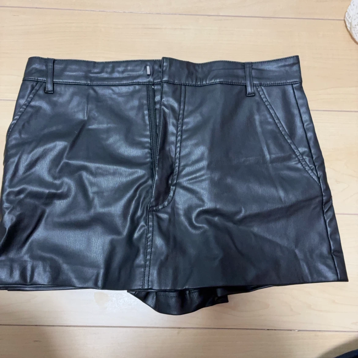 ZARA  フェイクレザーショートパンツ 黒