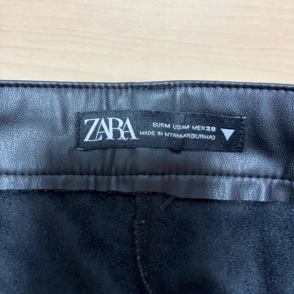 ZARA  フェイクレザーショートパンツ 黒の写真2枚目