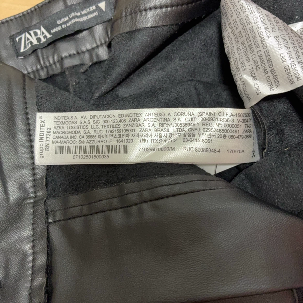 ZARA  フェイクレザーショートパンツ 黒の写真4枚目