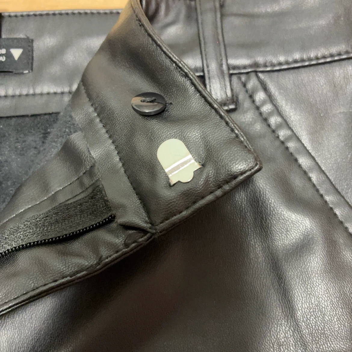 ZARA フェイクレザーショートパンツ 黒の写真5枚目