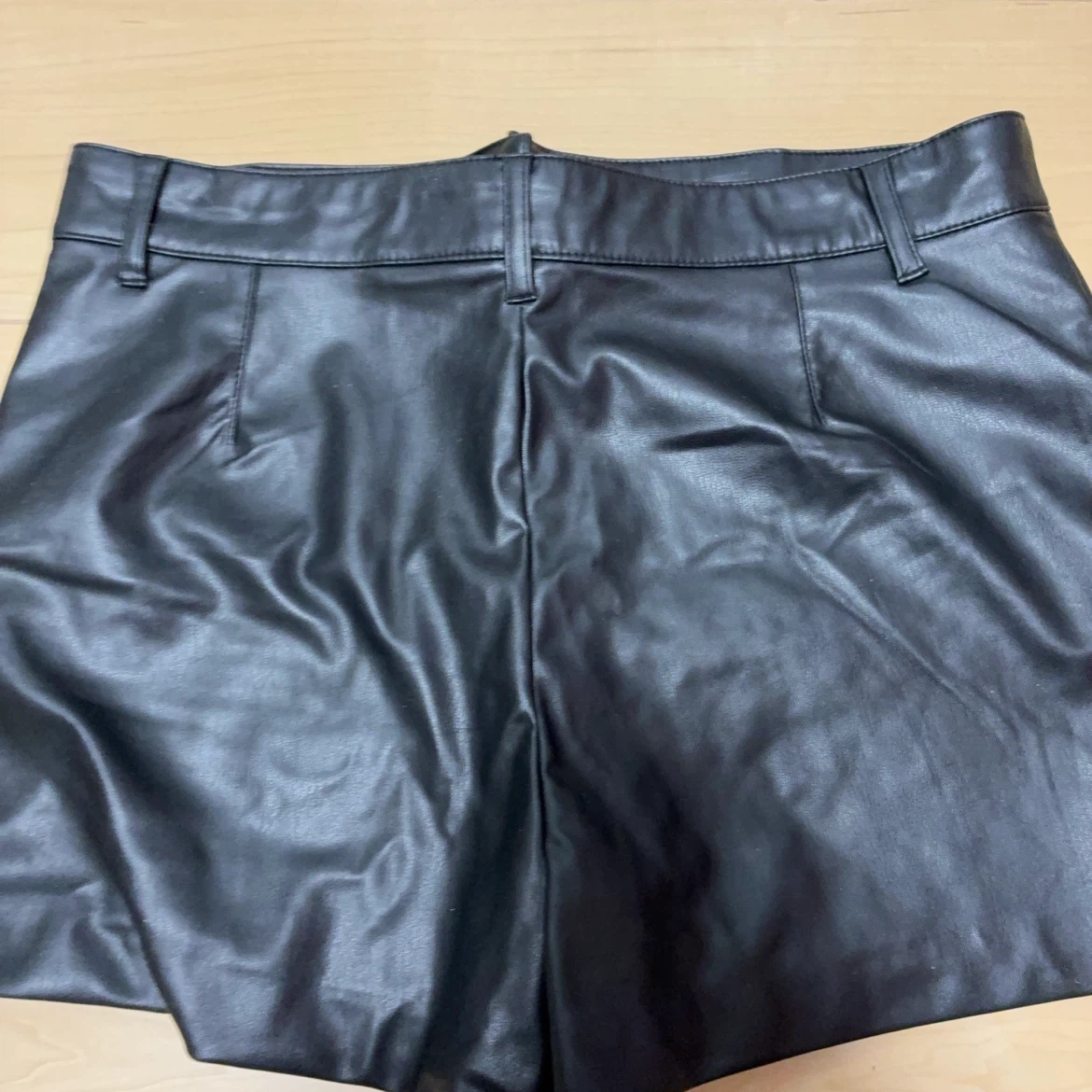 ZARA  フェイクレザーショートパンツ 黒の写真6枚目
